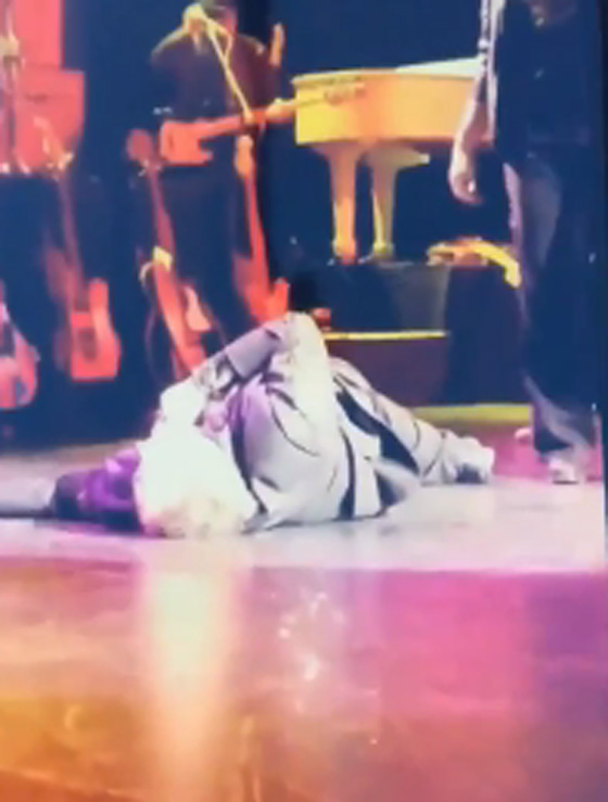 شاهد كيف انهار مغني الروك ميت لوف على خشبة المسرح صورة رقم 2