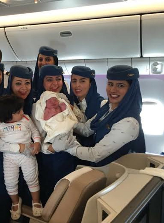 ولادة طفلة في طائرة سعودية تضطرها للهبوط  فجأة في لندن صورة رقم 1