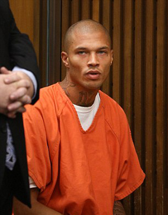 صور المجرم الوسيم عارض الازياء بعد اطلاق سراحه صورة رقم 9