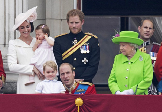 فيديو نادر.. الملكة اليزابيث تنهر حفيدها الامير وليام لخروجه عن البروتوكول صورة رقم 1