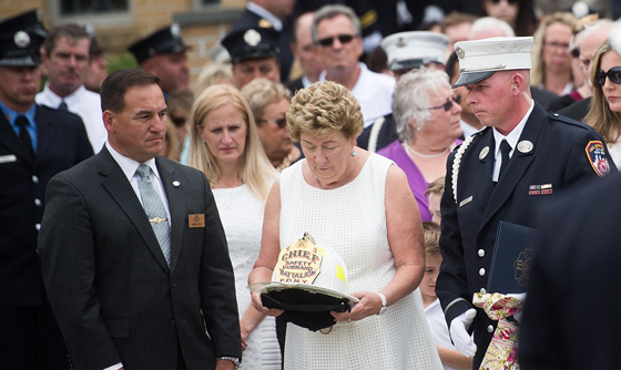 جنازة رمزية لرجل اطفاء مفقود منذ هجمات سبتمبر 2001 صورة رقم 5