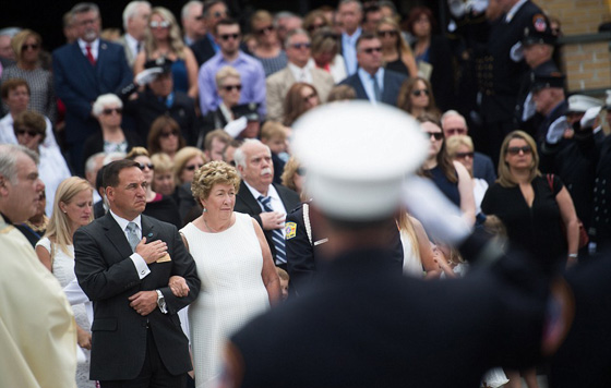 جنازة رمزية لرجل اطفاء مفقود منذ هجمات سبتمبر 2001 صورة رقم 6