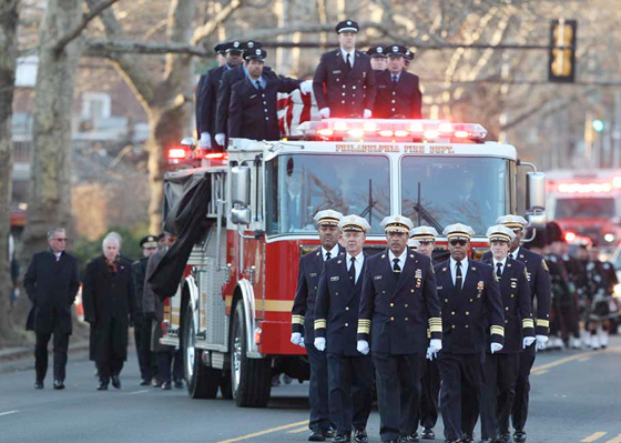 جنازة رمزية لرجل اطفاء مفقود منذ هجمات سبتمبر 2001 صورة رقم 9