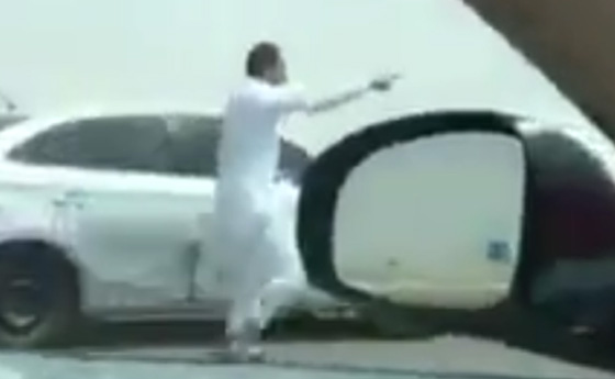  فيديو غلاظة سائق حاول اعتراض طريق مركبة تسببت بحادث صورة رقم 2