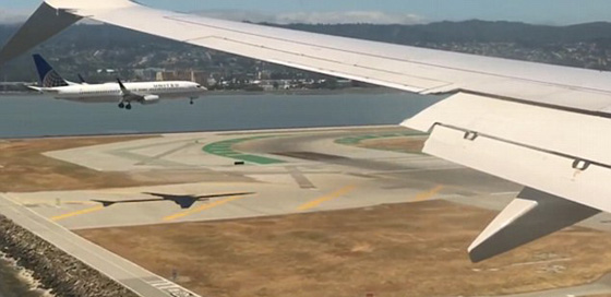  فيديو مثير يظهر هبوطا متوازيا بنفس اللحظة لطائرتين على مدرجين صورة رقم 1