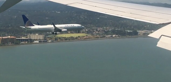  فيديو مثير يظهر هبوطا متوازيا بنفس اللحظة لطائرتين على مدرجين صورة رقم 3