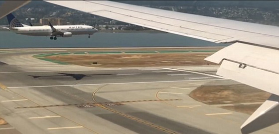  فيديو مثير يظهر هبوطا متوازيا بنفس اللحظة لطائرتين على مدرجين صورة رقم 4