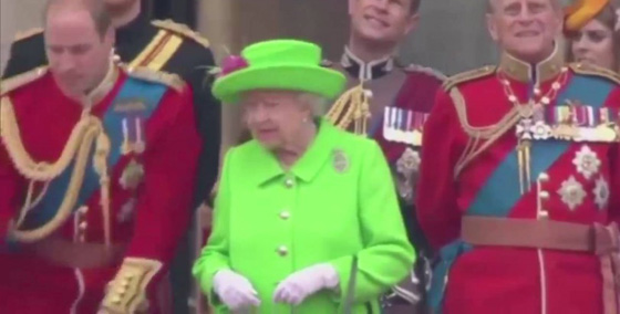 فيديو نادر.. الملكة اليزابيث تنهر حفيدها الامير وليام لخروجه عن البروتوكول صورة رقم 2
