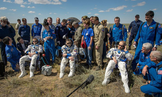 شارك رواد الفضاء بفرحة الرجوع الى الارض بعد 6 اشهر.. فيديو رائع صورة رقم 4