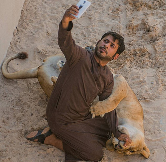 اثرياء العالم يتباهون بثرواتهم وينشرون صورهم مع الاسود والنمور! صورة رقم 2