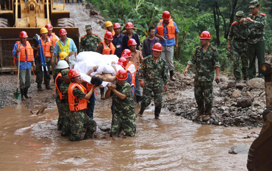 ليلة ماطرة في الصين تحول ليل المنقذين نهارا.. فيديو مدهش صورة رقم 1