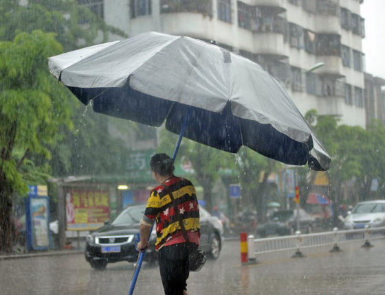 ليلة ماطرة في الصين تحول ليل المنقذين نهارا.. فيديو مدهش صورة رقم 6