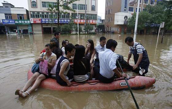 ليلة ماطرة في الصين تحول ليل المنقذين نهارا.. فيديو مدهش صورة رقم 7