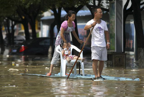ليلة ماطرة في الصين تحول ليل المنقذين نهارا.. فيديو مدهش صورة رقم 8