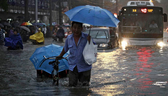 ليلة ماطرة في الصين تحول ليل المنقذين نهارا.. فيديو مدهش صورة رقم 9