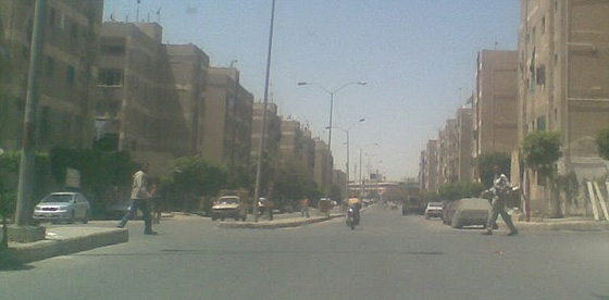 فيديو غريب.. هل يعلن ظهور عملاقين قرب الاهرامات عودة الالهة؟ صورة رقم 1