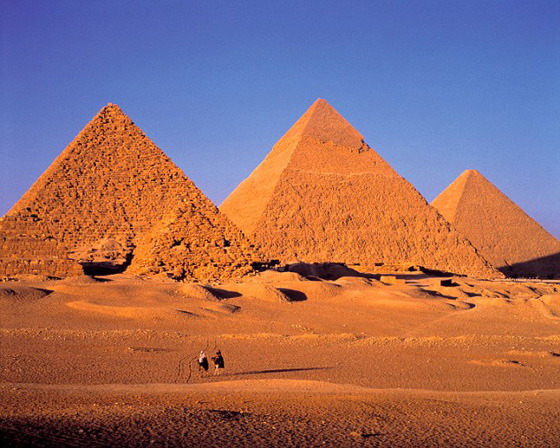 فيديو غريب.. هل يعلن ظهور عملاقين قرب الاهرامات عودة الالهة؟ صورة رقم 3