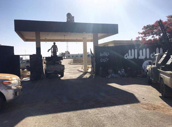 ليبيا: شاب يصرخ بجلاديه الدواعش اسمي سيبقى زمنا اطول من اسمائكم صورة رقم 4