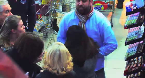 اكثر من مليون مشاهدة لفتاة تضرب رجلا اعتدى على زوجته صورة رقم 2