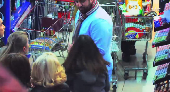 اكثر من مليون مشاهدة لفتاة تضرب رجلا اعتدى على زوجته صورة رقم 3