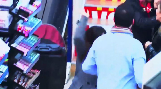 اكثر من مليون مشاهدة لفتاة تضرب رجلا اعتدى على زوجته صورة رقم 4