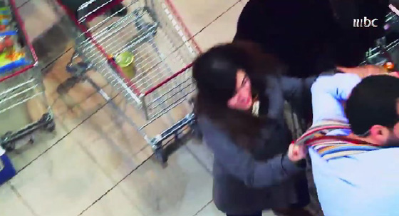 اكثر من مليون مشاهدة لفتاة تضرب رجلا اعتدى على زوجته صورة رقم 7