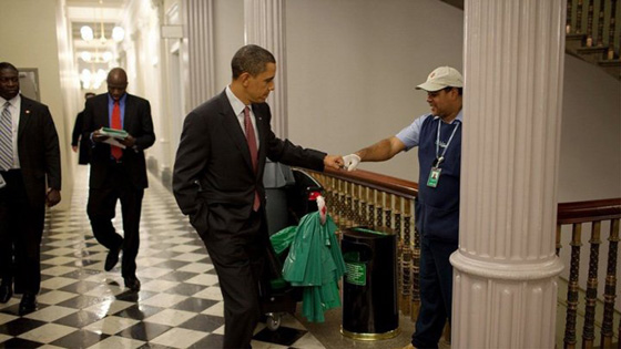 الجانب الاخر لشخصية اوباما.. يضحك كالطفل ويحيي كالمراهقين صورة رقم 4