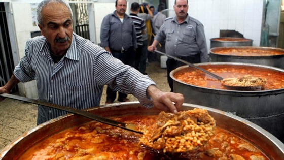 التكية الابراهيمية.. تقدم لفقراء الخليل اكثر من 6 آلاف افطارا يوميا صورة رقم 17