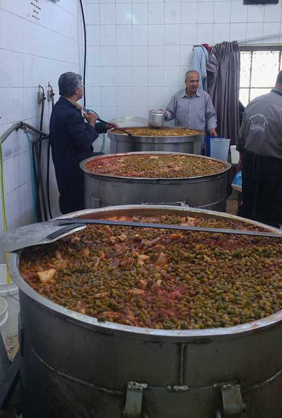 التكية الابراهيمية.. تقدم لفقراء الخليل اكثر من 6 آلاف افطارا يوميا صورة رقم 4