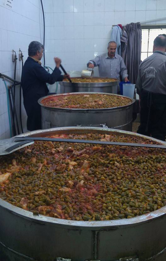 التكية الابراهيمية.. تقدم لفقراء الخليل اكثر من 6 آلاف افطارا يوميا صورة رقم 13