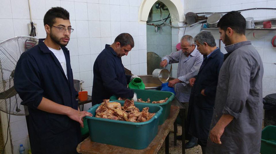 التكية الابراهيمية.. تقدم لفقراء الخليل اكثر من 6 آلاف افطارا يوميا صورة رقم 16