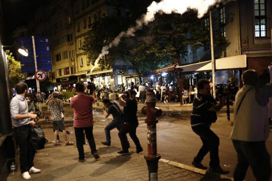 فريق موسيقي يتسبب باشتباكات مع الشرطة التركية صورة رقم 2