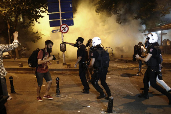 فريق موسيقي يتسبب باشتباكات مع الشرطة التركية صورة رقم 3