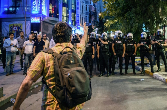 فريق موسيقي يتسبب باشتباكات مع الشرطة التركية صورة رقم 4