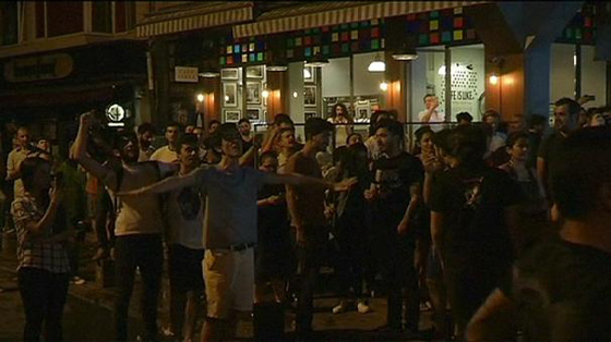 فريق موسيقي يتسبب باشتباكات مع الشرطة التركية صورة رقم 5