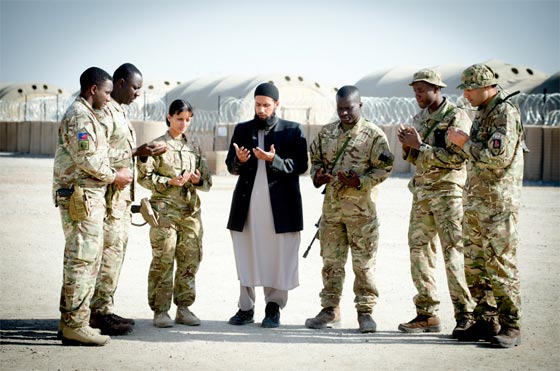 الجيش البريطاني يمنح جنوده المسلمين كافة طقوسهم الشرعية صورة رقم 5