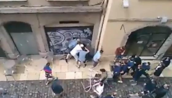 مشهد متكرر.. موجهات عنيفة بين جمهوري فرنسا وانجلترا في ليون صورة رقم 1