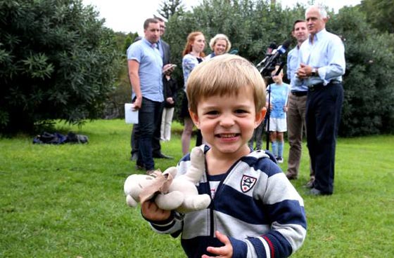 حفيد رئيس وزراء استراليا على شاحنة يخطف الاضواء من جده.. فيديو صورة رقم 2