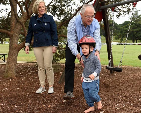 حفيد رئيس وزراء استراليا على شاحنة يخطف الاضواء من جده.. فيديو صورة رقم 3