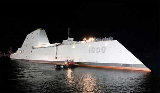 البحرية الامريكية تعرض المدمرة الشبح تكريما لضابط قتل في العراق صورة رقم 3