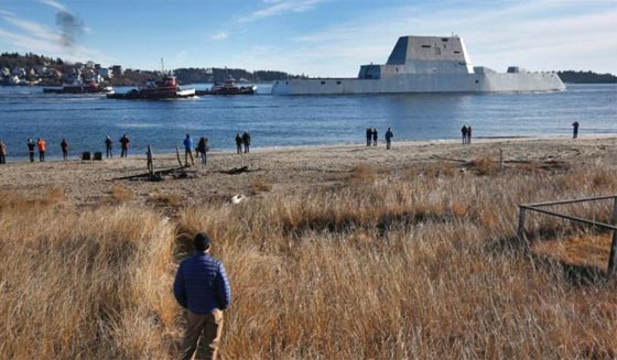 البحرية الامريكية تعرض المدمرة الشبح تكريما لضابط قتل في العراق صورة رقم 5