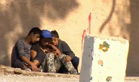 رسومات تحكي قصص اللاجئين في مخيمات اليونان بالصوت والصورة صورة رقم 2