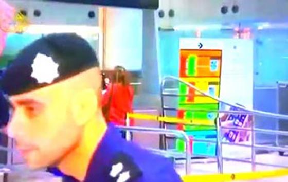  ضابط ينهار من شدة التعب والاجهاد اثناء مقابلة تلفزيونية  صورة رقم 2