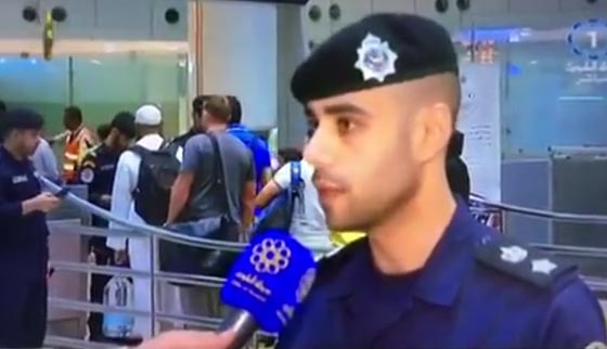  ضابط ينهار من شدة التعب والاجهاد اثناء مقابلة تلفزيونية  صورة رقم 1