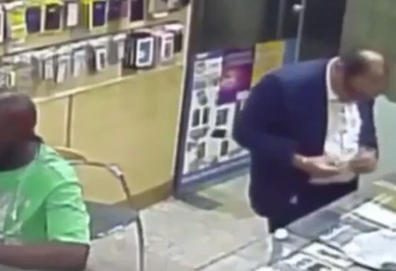 شاهد كيف غافل رجل لعيّب البائع وسرق المحمول بهدوء غريب صورة رقم 2 شاهد كيف غافل رجل لعيّب البائع وسرق المحمول بهدوء غريب صورة رقم 2