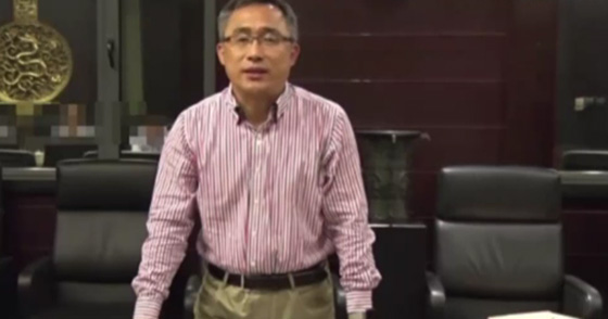 فيديو مدرب بنك صيني يلقن موظفيه درسا بضربهم على المؤخرة!! صورة رقم 1