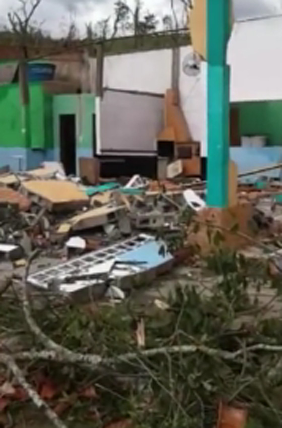 لقطات مخيفة لام وطفليها يهربون قبل ثوان من انهيار سقف منزلهم صورة رقم 2