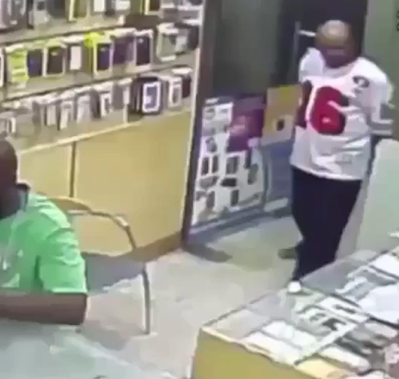 شاهد كيف غافل رجل لعيّب البائع وسرق المحمول بهدوء غريب صورة رقم 1 شاهد كيف غافل رجل لعيّب البائع وسرق المحمول بهدوء غريب صورة رقم 1
