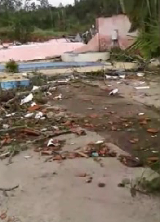 لقطات مخيفة لام وطفليها يهربون قبل ثوان من انهيار سقف منزلهم صورة رقم 1