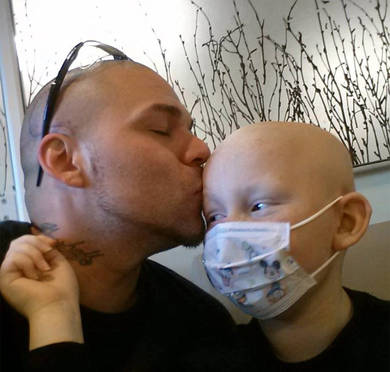 والد يدعم طفله المصاب بالسرطان بوشم غير تقليدي صورة رقم 5